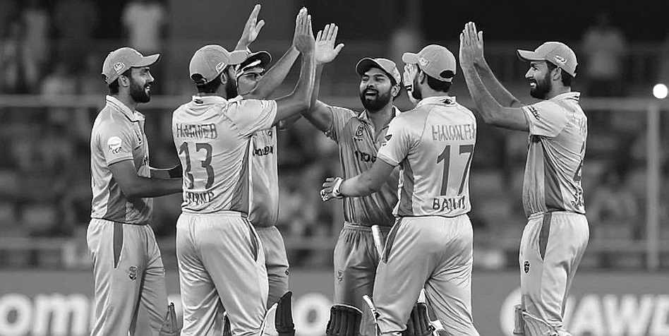 রাত ২টার ১৮তম ওভার: টুর্নামেন্ট সাইকেলে বারো বলের জানালা, নিলাম আর ফ্যান-টোকেনের একই গল্প